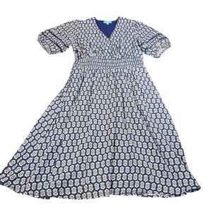 Draper James womens blue white floral midi dress. v neck fit and flare. Size L